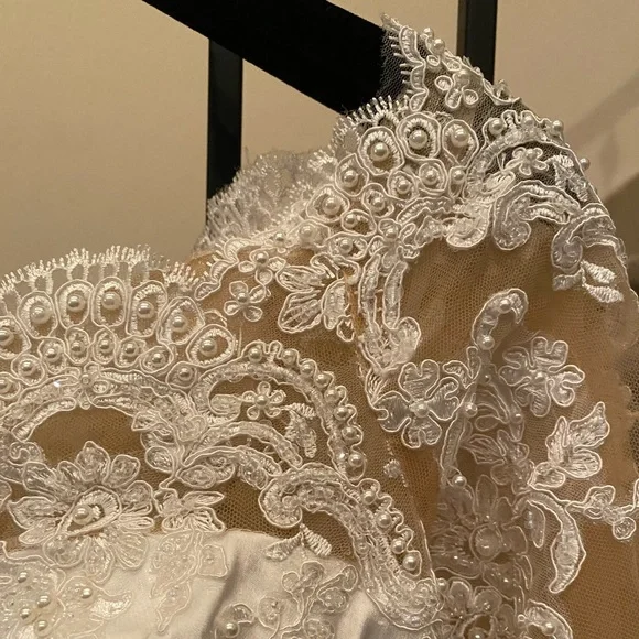 One of a kind size 2 Wedding Gown Street Size 0 Off the Shoulder NWT Pearl Bead